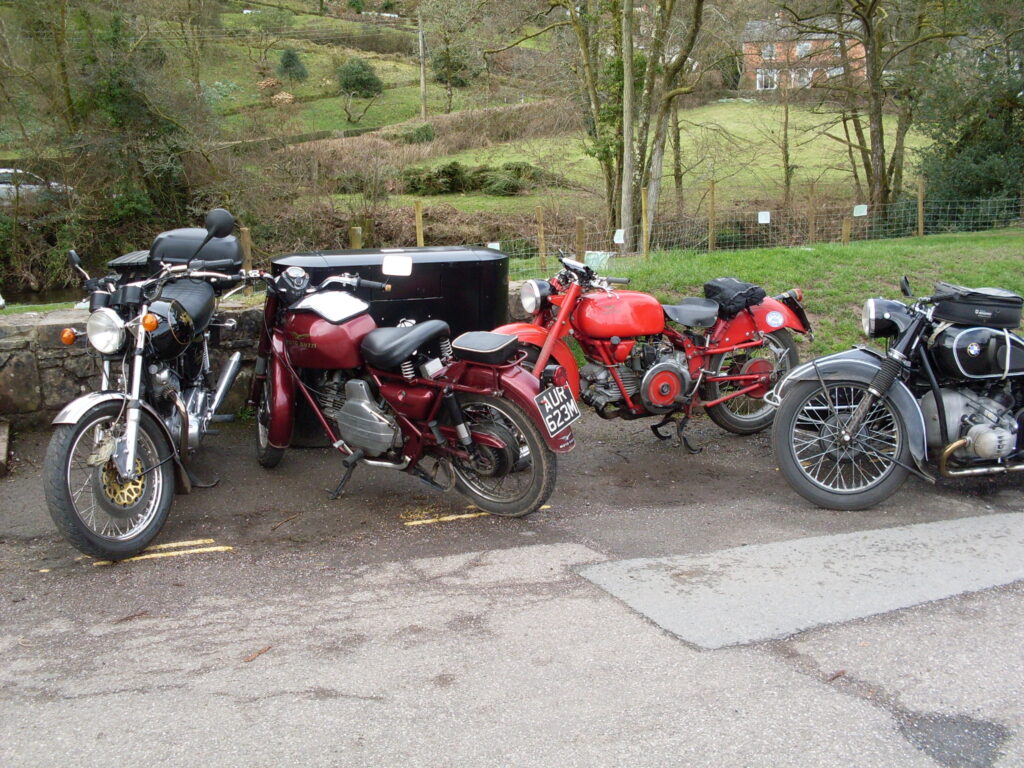 Coffee-stop Guzzis!