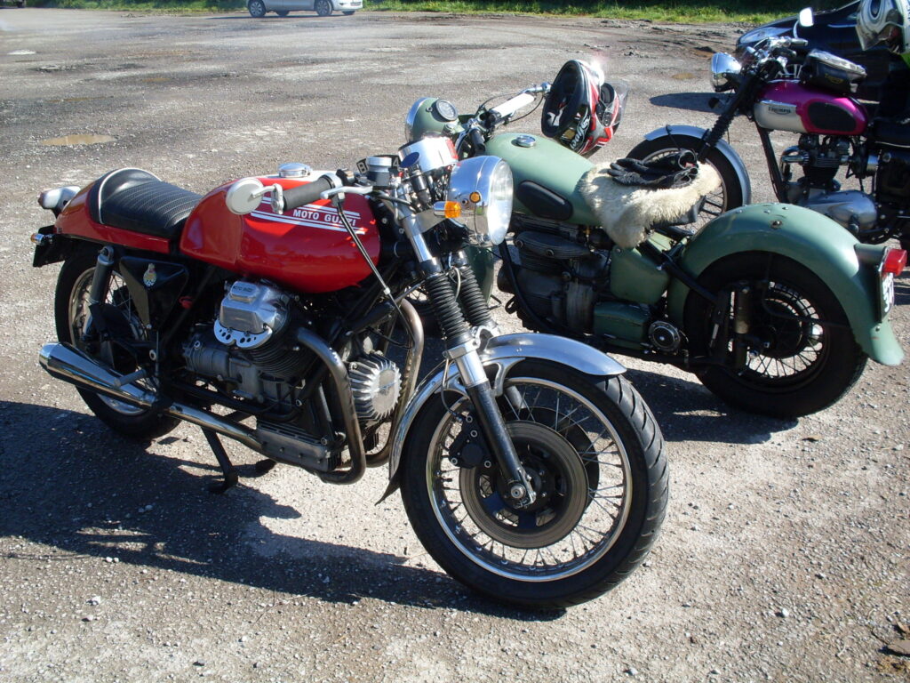 Just a mo', that Guzzi was green just now!